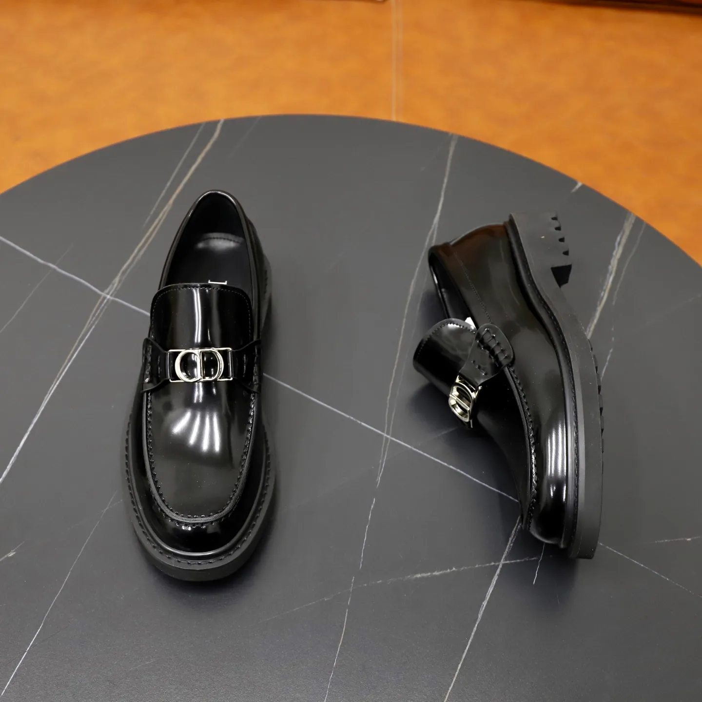 Factory price: 640💰Top original order Brand: Dior DIOR Standard code: Men's size 39-44 (38/45/can be customized) Grade: Same style as the official website Original order quality Material: Original cowhide Water-dyed cowhide lining Original distinguished outsole Style category: Men's fashionable casual leather shoes Distinguished big-name luxury elements top luxury Color: Color of the actual picture